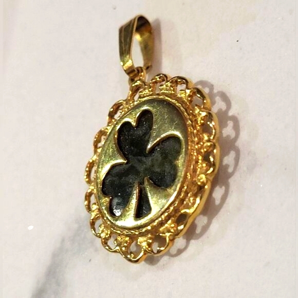 Goldtone Clover Pendant, Jade Center - Picture 3 of 5